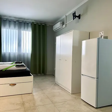 Neuwertiges Mit Schnellem Wlan, Glasfaser, Kostenlose Privatparkplatz Auch Fuer Transporter Geeignet R24 Apartman