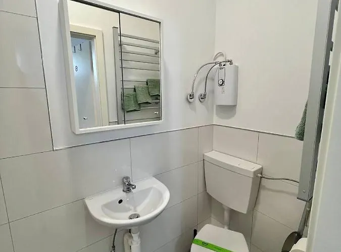 Neuwertiges Mit Schnellem Wlan, Glasfaser, Kostenlose Privatparkplatz Auch Fuer Transporter Geeignet R24