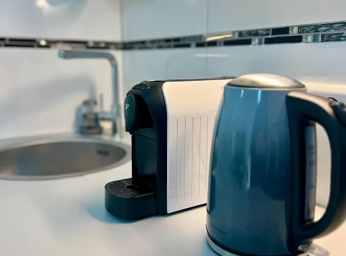 Neuwertiges Mit Schnellem Wlan, Glasfaser, Kostenlose Privatparkplatz Auch Fuer Transporter Geeignet R24